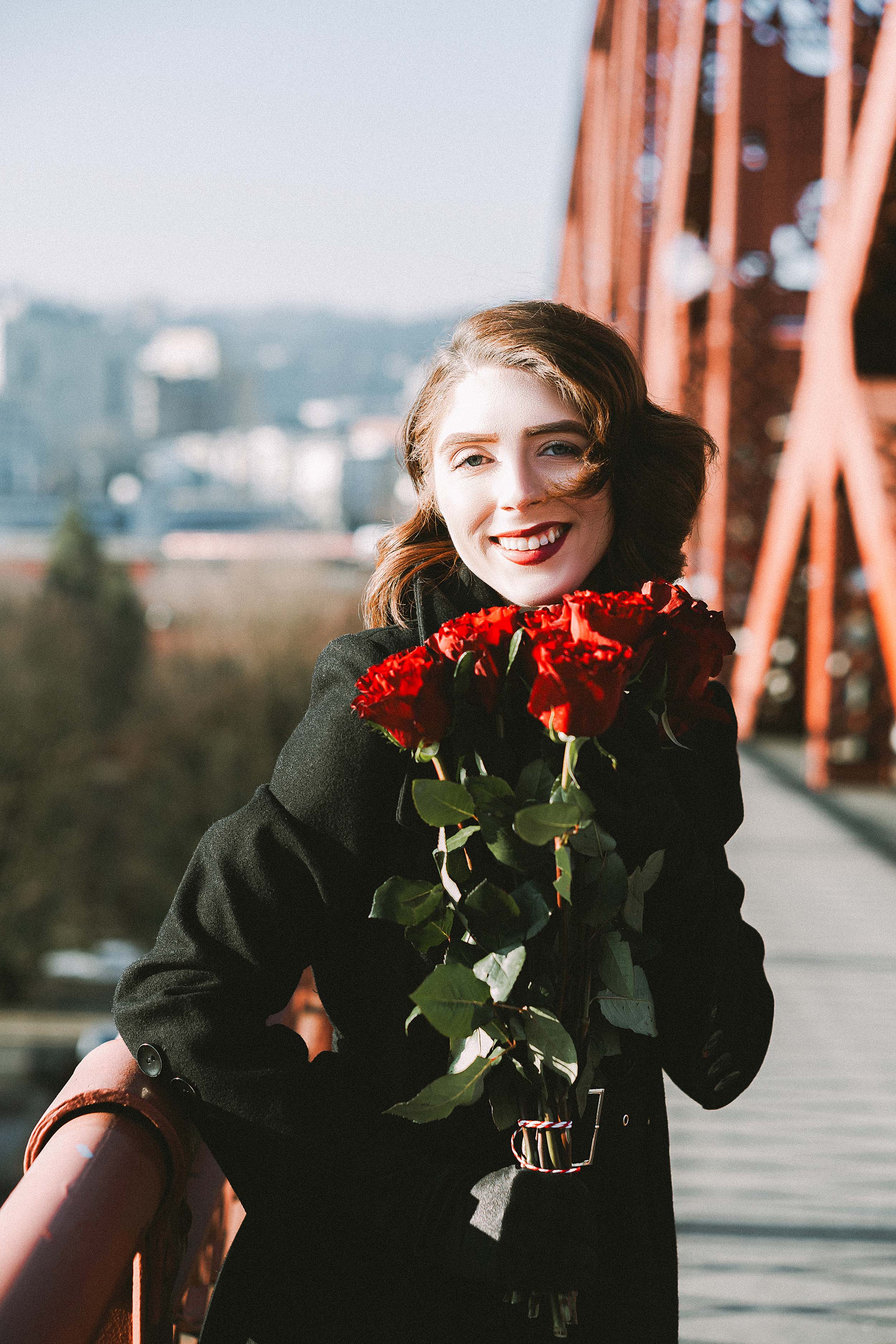 Elegant and Romantic 40s-Inspired Portraits on the Broadway Bridge — photograph 15 of 23